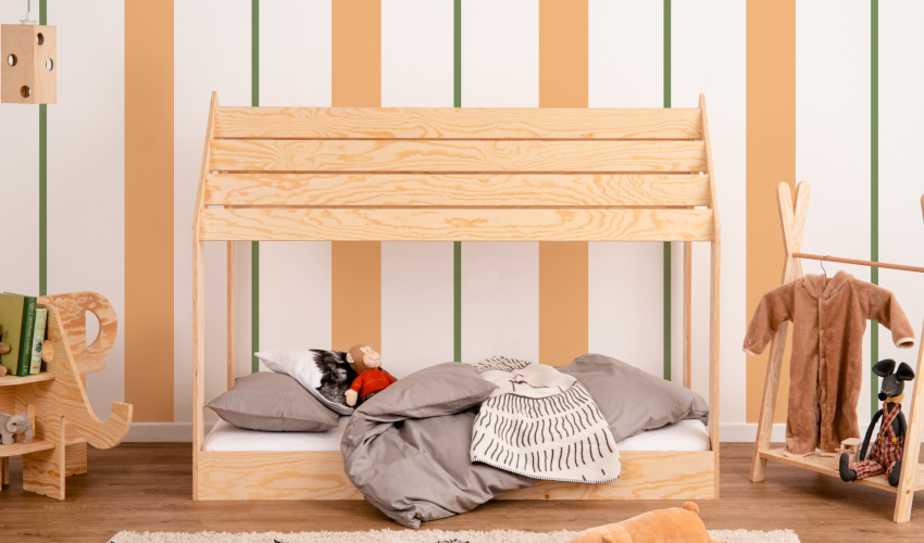 Drewniane niskie łóżko w kształcie domku wykonane ze sklejki sosnowej w kolorze naturalnego drewna